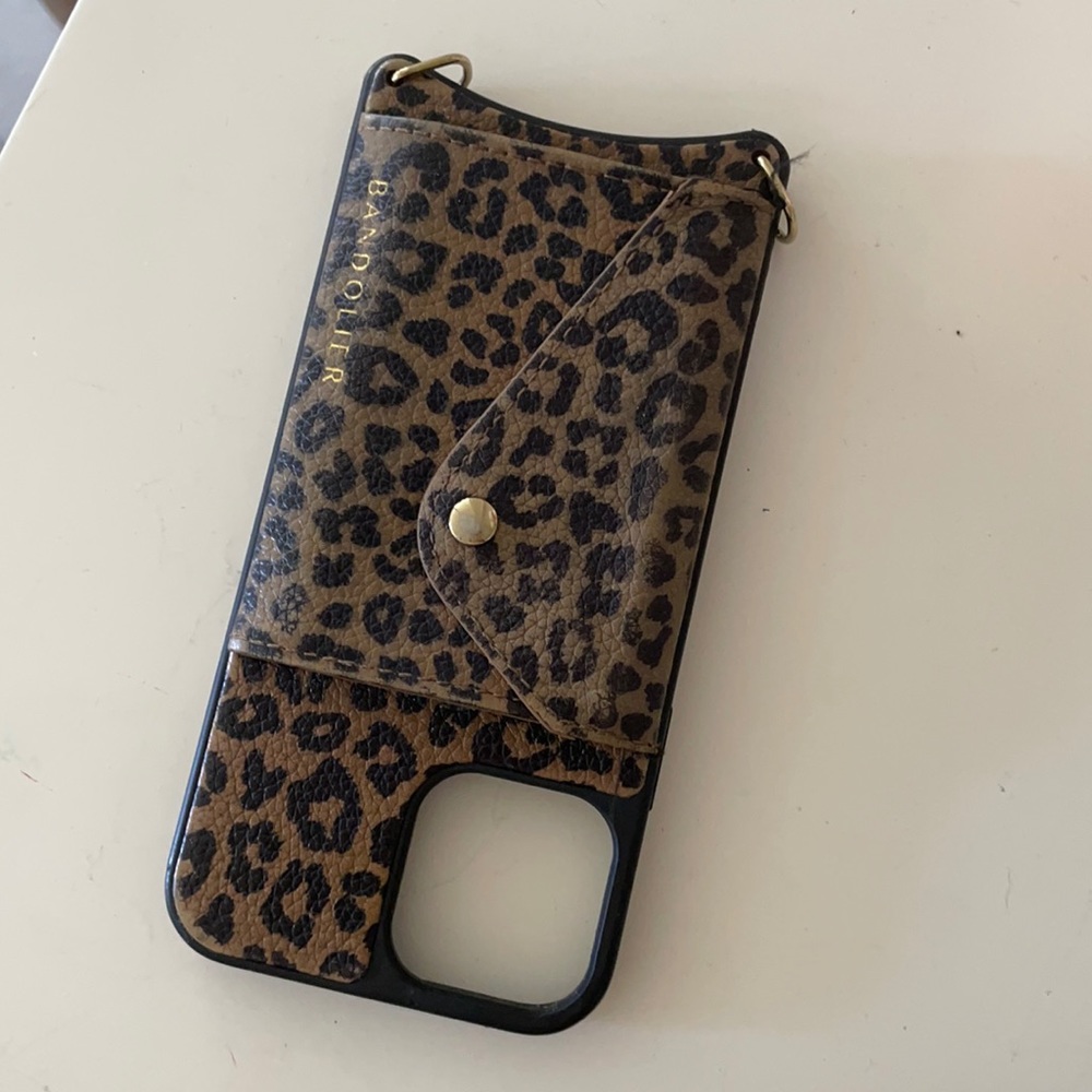 Bandolier case 12 pro Gia leopard pebble leather